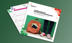 Broschüren-Mockup der Publikation „In sieben Schritten zum schulischen Medienkonzept – Leitfaden für Grundschulen, Förderschulen und Schulen mit Sekundarstufe I in Nordrhein-Westfalen" des Medienkompetenzrahmen NRW, mit Schulrucksack und Tablet auf dem Cover