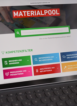 Nahaufnahme des Materialpool-Bereichs auf medienkompetenzrahmen.nrw auf einem iPad