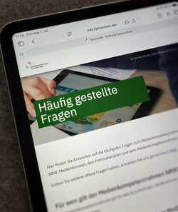 Screenshot der FAQ-Seite des Medienkompetenzrahmen NRW auf einem iPad.